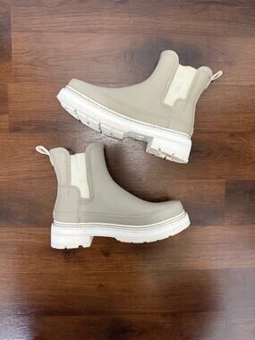 Hunter Women's Refined Chelsea Stitch Detail Rain Boots Beige White Sz 6 Outdoor